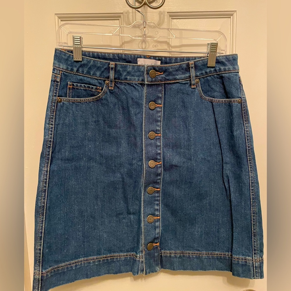 Loft, size 4, denim skirt. Never worn.